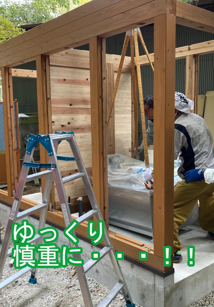 慎重にバイオトイレを降ろす