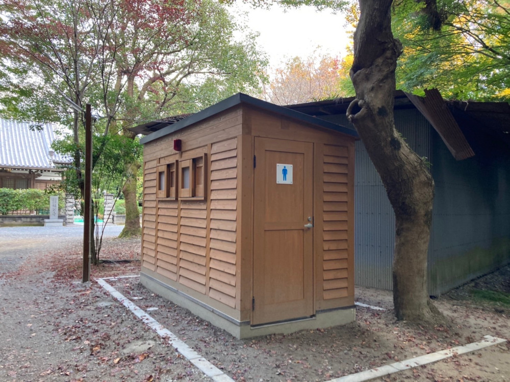 バイオトイレ外観・男子側