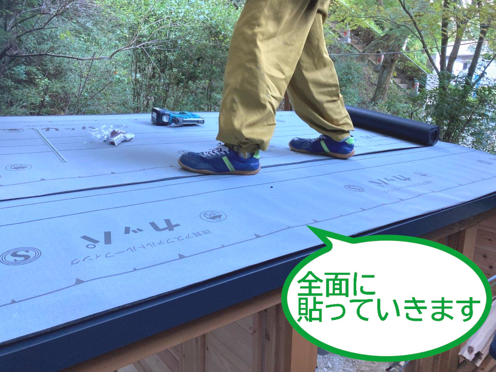屋根の作業は職人さん