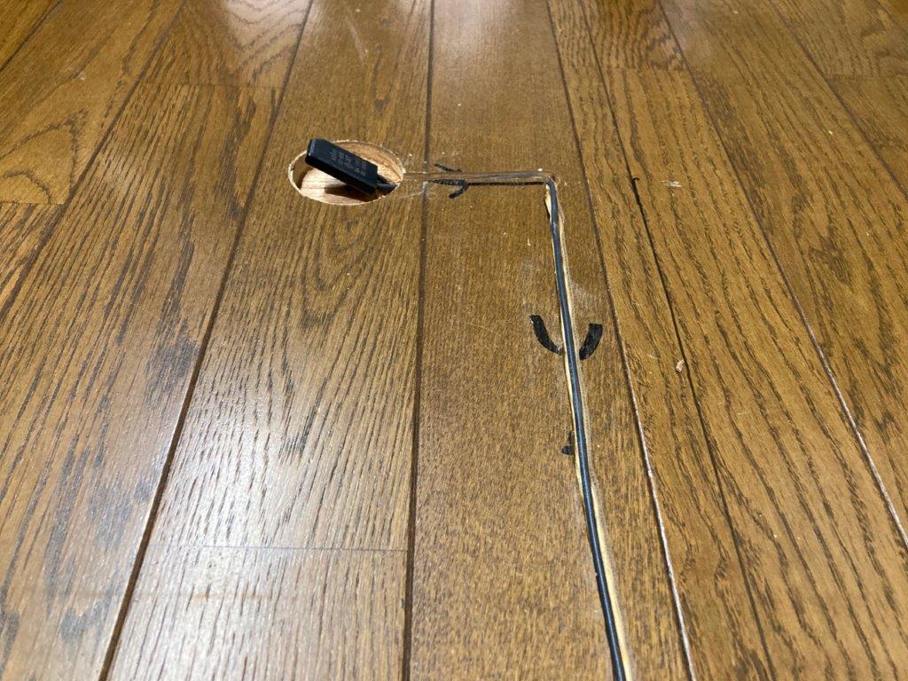 フローリングに溝を掘り床暖房用電線等配線