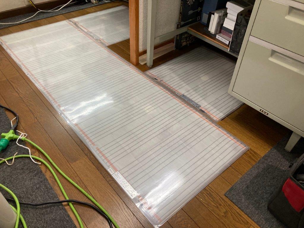 デスク下に床暖房ヒーター設置